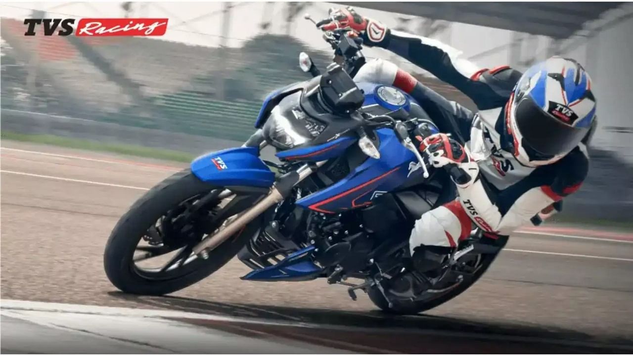 టీవీఎస్ అపాచీ ఆర్టీఆర్ 200 4వీ బైక్ లోని సింగిల్ సిలిండర్ 197.8 సీసీ ఆయిల్ కూల్డ్ ఇంజిన్ నుంచి 20 హెచ్ పీ, 17.25 గరిష్ట టార్క్ విడుదల అవుతుంది. ముందు భాగంలో టెలిస్కోపిక్ ఫోర్కులు, వెనుక భాగంలో మోనోషాక్ సెటప్, ముందు వెనుక డిస్క్ బ్రేకులు, డ్యూయల్ చానల్ ఏబీఎస్ అదనపు ప్రత్యేకతలు. ఈ బైక్ సుమారు 42 కిలోమీటర్ల మైలేజీ ఇస్తుంది. మన దేశంలో రూ.1.48 లక్షల (ఎక్స్ షోరూమ్)కు లభిస్తోంది.