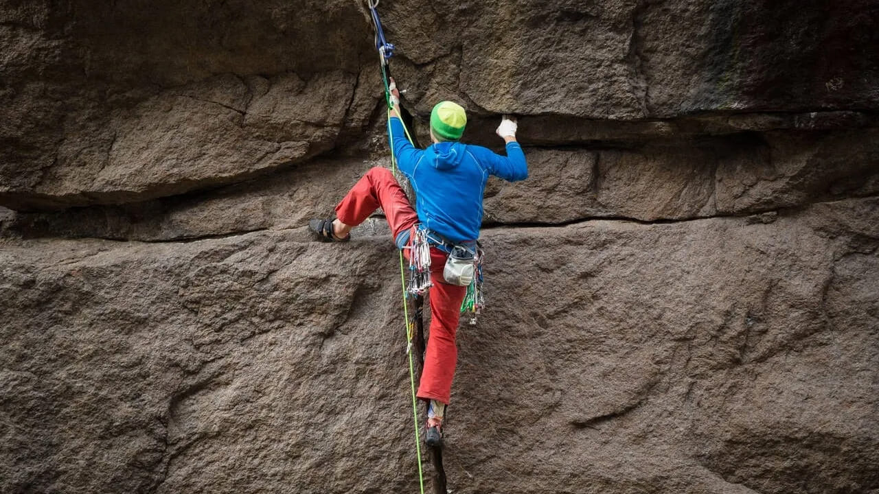 ఆరావళి కొండలలో రాక్ క్లైంబింగ్: ఆరావళి పర్వతాల శిఖరాలు రాక్ క్లైంబింగ్ సహజ ప్రియులకు అద్భుతమైన అవకాశం. ఈ కొండలు జైపూర్ చివర్లో ఉన్నాయి. అనుభవం లేనివారికి, నిపుణులకు అనేక అధిరోహణ మార్గాలను కలిగి ఉన్నాయి. గైడెడ్ అడ్వెంచర్‌లతో, పాల్గొనేవారు సహజ రాతి నిర్మాణాలను వీక్షించవచ్చు. ఉత్కంఠభరితమైన దృశ్యాలలో శారీరకంగా ఈ క్లైంబిం ఒక అద్భుతం