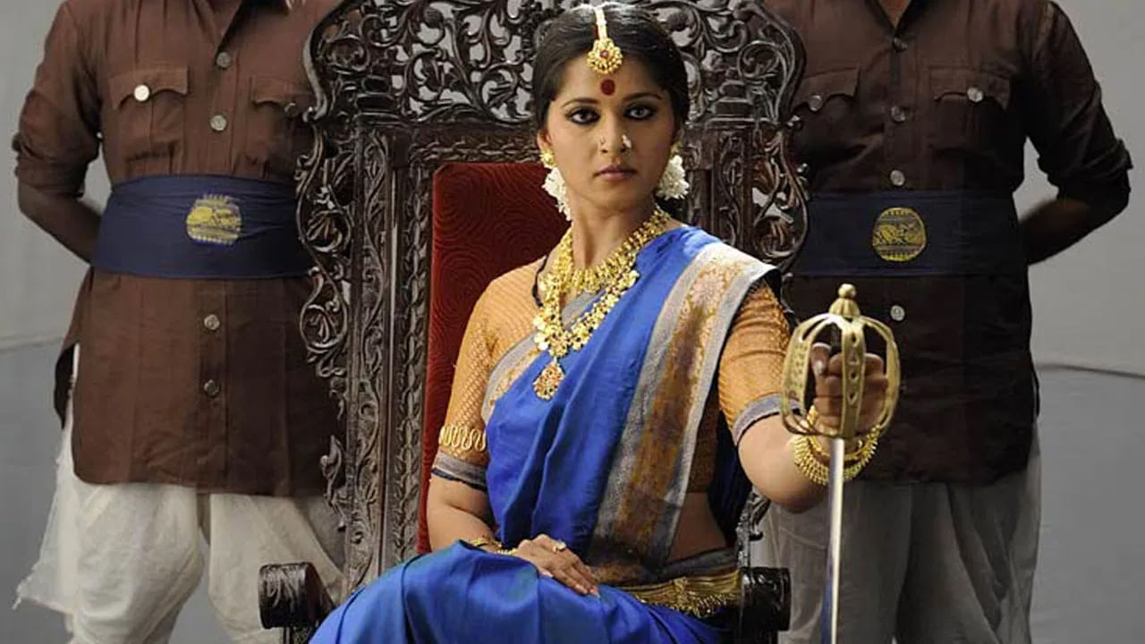 అరుంధతి చిత్రంలో అరుంధతి/జేజమ్మగా, బాహుబలి మూవీలో దేవసేనగా, రుద్రమదేవిలో రుద్రమదేవిగా యువరాణి పాత్రలో కనిపించి మెప్పించారు అనుష్క. ఈ చిత్రాల్లో కత్తులాంటి కళ్ళతో శత్రువులను ఎదురుకొంటూ ఆకట్టుకున్నారు.