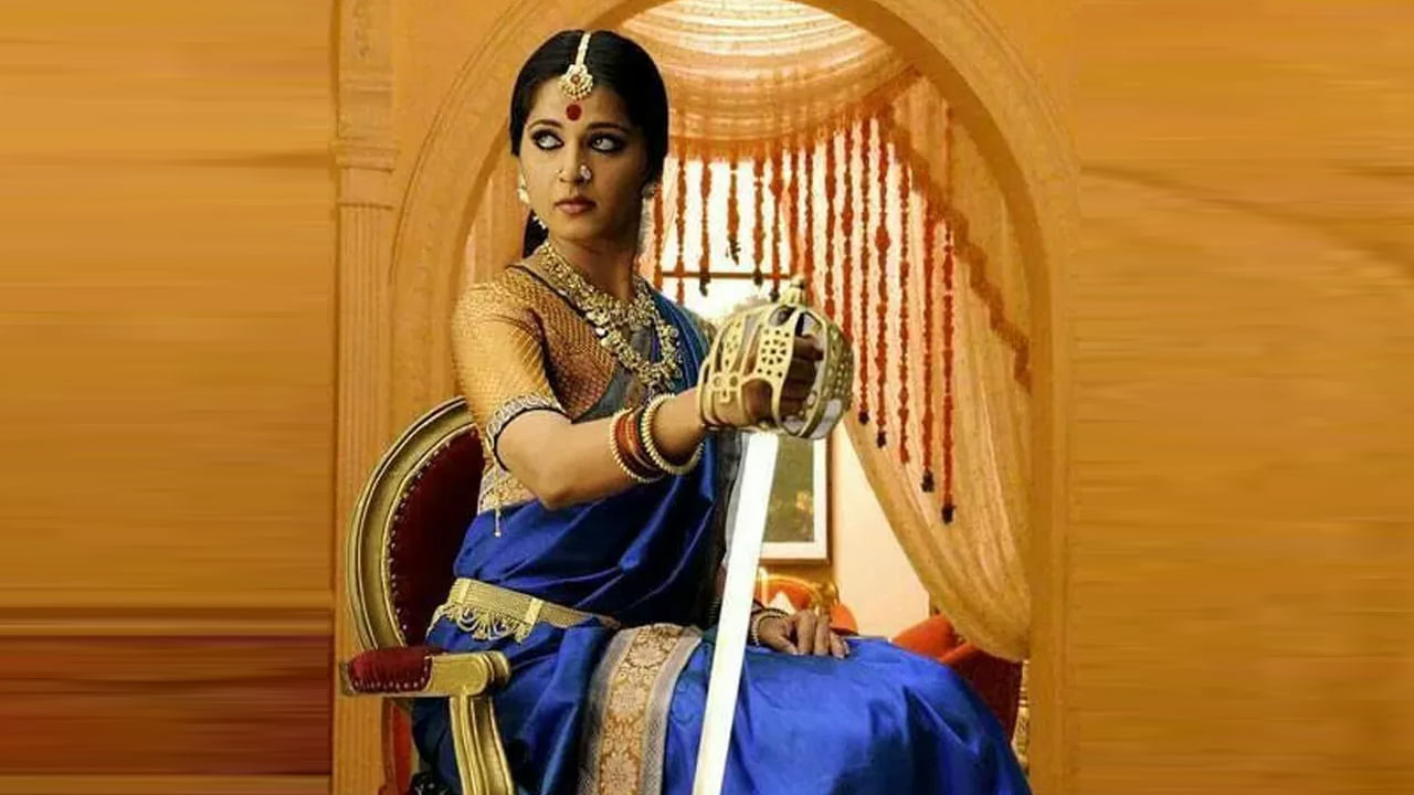 అనుష్క బెస్ట్ పెర్ఫార్మన్స్ అంటే మొదట గుర్తొచ్చేది అరుంధతి. ఈ చిత్రంలో రాజసాన్ని చూపిస్తూ నటించిన జేజమ్మ పాత్రతో ప్రేక్షకుల ప్రశంసలు అందుకున్నారు. 2009లో కోడి రామకృష్ణ దర్శకత్వంలో వచ్చిన ఈ మూవీతో స్వీట్ లైఫ్ టర్న్ అయింది.