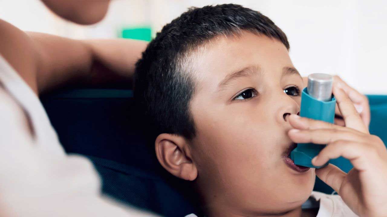 ఆస్తమా వ్యాధి అనేది దీర్ఘకాలిక ఊపిరితిత్తుల వ్యాధి. ప్రస్తుతం చాలా మంది ఈ సమస్య బారిన పడుతున్నారు. చిన్న పిల్లల నుంచి వృద్ధుల వరకు చాలా మంది దీని వలన అనేక సమస్యలు ఎదుర్కొంటున్నారు.ఊపిరితిత్తుల్లో వాపు వలన వాయు మార్గాలు కుచించుకపోయి శ్వాసకు ఆటంకం కలిగిస్తాయి. దాని వలన శ్వాస తీసుకోవడంలో సమస్యలు తలెత్తుతాయి.