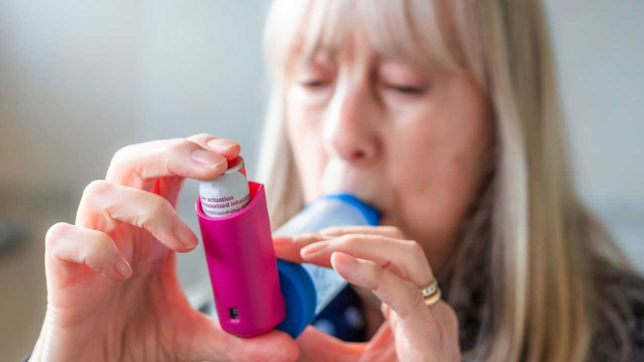 ప్రస్తుతం ఆస్తమా వ్యాధిగ్రస్తులు విపరీతంగా పెరుగుతున్నారు. ప్రపంచవ్యాప్తంగా 30 శాతం మంది ఆస్తమాతో బాధపడగా, అందులో ఐదుశాతం చిన్నపిల్లలు ఉన్నారంట. అయితే ఆలెర్జీ, దుమ్ము వలన ఈ సమస్య తీవ్రతరం అవుతుంది.