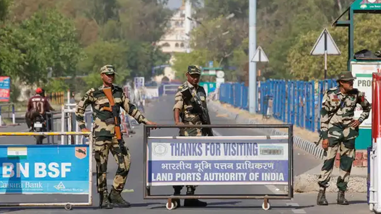 సరిహద్దుల మూసివేత.. భారత్‌, పాకిస్తాన్ మధ్య ప్రధాన వాణిజ్య వారధి అయిన అట్టారి సరిహద్దును మూసివేయడం వలన పాకిస్తాన్ ఆర్థిక వ్యవస్థకు గణనీయమైన నష్టం వాటిల్లుతుందని భావిస్తున్నారు. ఈ చర్య వస్తువుల ప్రవాహానికి అంతరాయం కలిగిస్తుంది. ఈ మార్గంపై ఎక్కువగా ఆధారపడే చిన్న వ్యాపారులు, తయారీదారులపై ప్రతికూల ప్రభావం చూపుతుంది. అదనంగా భారత యాత్రికులు వీసా లేకుండా పాకిస్తాన్‌లోని సిక్కుల అత్యంత గౌరవనీయమైన పుణ్యక్షేత్రాలలో ఒకదాన్ని సందర్శించడానికి వీలు కల్పించే కర్తార్‌పూర్ సాహిబ్ కారిడార్‌కు తాత్కాలికంగా నిలిపివేయాలని భారత్‌ తీసుకున్న నిర్ణయం ఆ ప్రాంతంలో పర్యాటకాన్ని ప్రభావితం చేస్తుంది.