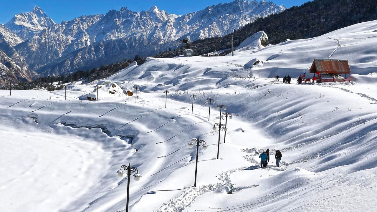 ఉత్తరాఖండ్ ఔలి.. ఔలికి వెళ్తే స్విట్జర్లాండ్ గుర్తుకొస్తుంది. పచ్చటి గడ్డి, మంచు పర్వతాలు, చల్లని గాలి ఇక్కడ ప్రత్యేకత. కేబుల్ కార్ రైడ్ చాలా పొడవుగా ఉంటుంది. ఆ రైడ్ నుంచి హిమాలయాలు చాలా అందంగా కనిపిస్తాయి. కుటుంబంతో కలిసి ఉండేందుకు హోమ్‌ స్టేలు, రిసార్ట్‌ లు బడ్జెట్‌ లో దొరుకుతాయి.