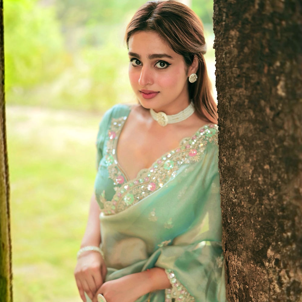 Ayesha Khan: చీరకట్టులో కవ్విస్తున్న క్రేజీ బ్యూటీ అయేషా ఖాన్.. లేటెస్ట్ ఫొటోస్