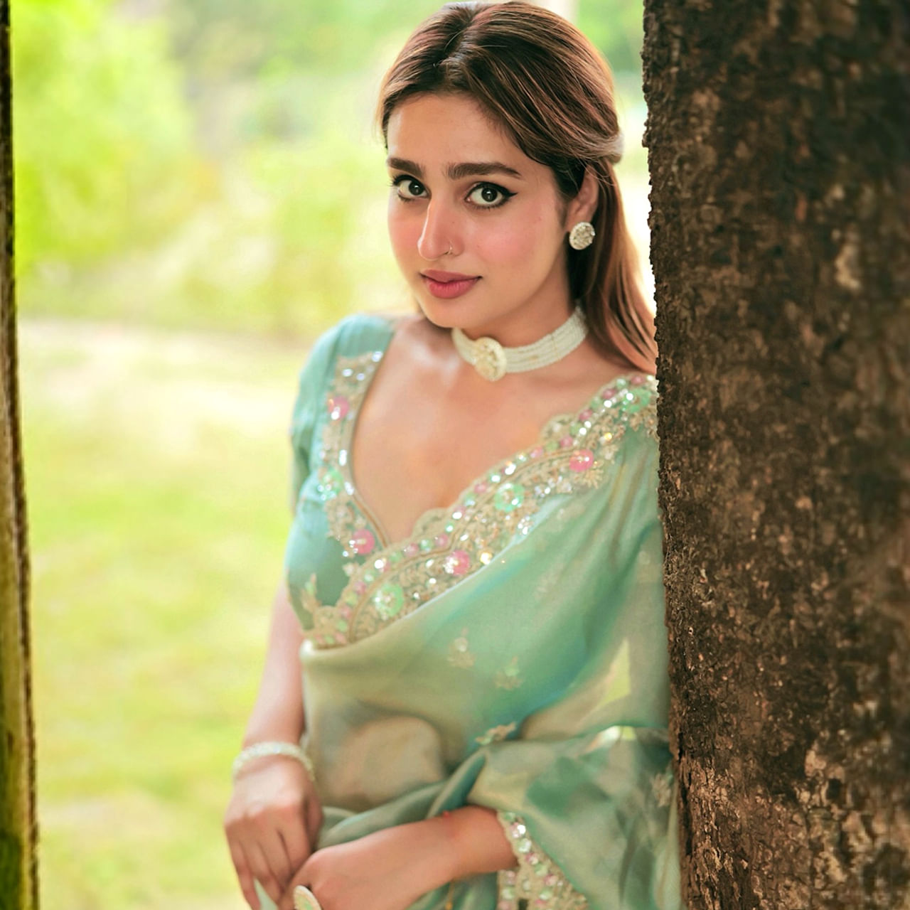 అయేషా ఖాన్  తెలుగు, హిందీ చిత్రాలతో పాపులర్ అయ్యింది. ముంబైలో జన్మించిన ఈ ముద్దుగుమ్మ సోదరుడు షహబాజ్ ఖాన్ ఇండియన్ మర్చంట్ నేవీలో అధికారి. ఈ అమ్మడు తన అందం, అభినయంతో ఆకట్టుకుంటుంది. 