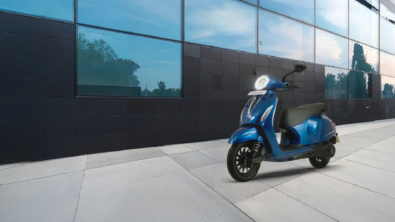 Bajaj EV Scooter: సింగిల్ చార్జ్‌తో 155 కిలోమీటర్ల రేంజ్.. అదరగొడుతున్నఎలక్ట్రిక్ స్కూటర్..!