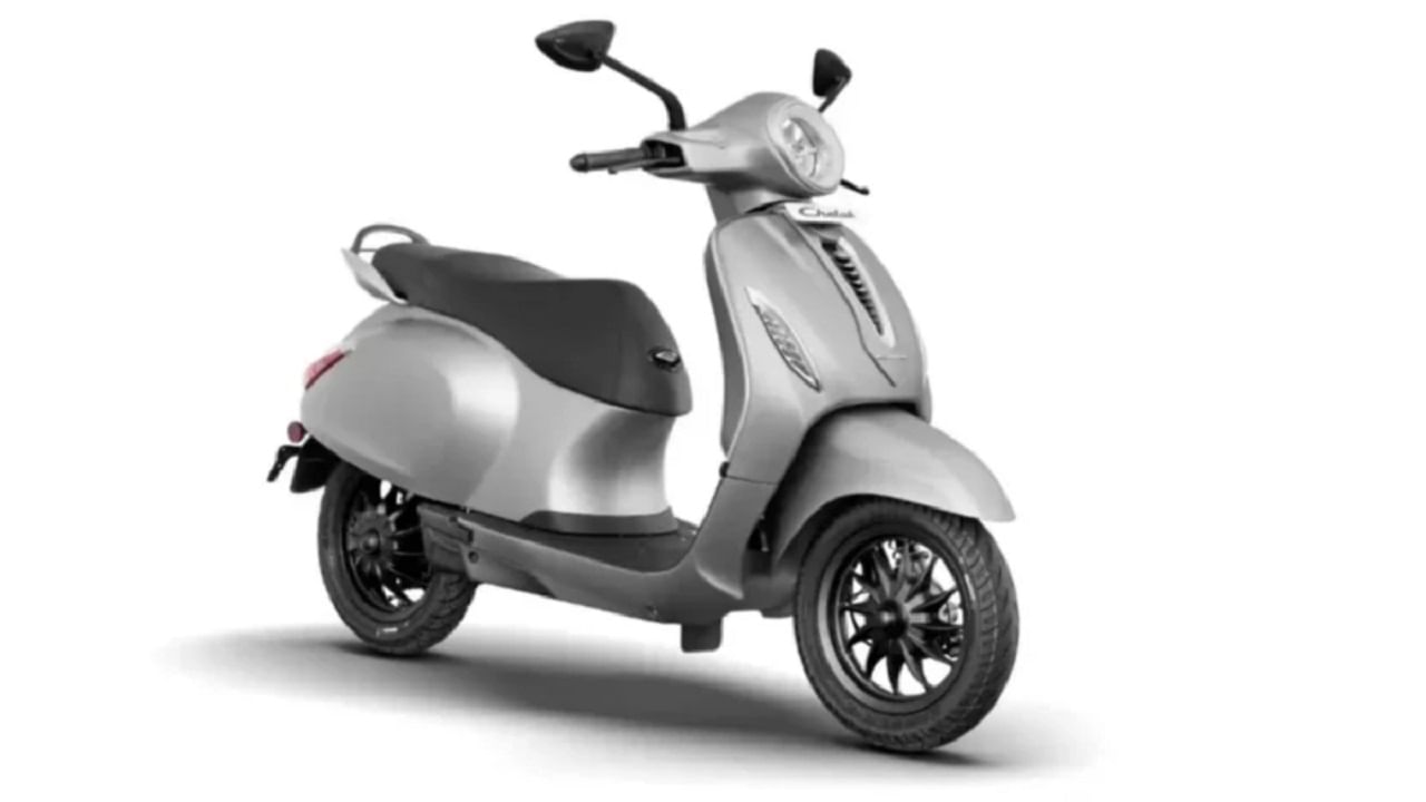 బజాజ్ చేతక్ ఈవీ స్కూటర్ ఇటీవల కాలంలో అమ్మకాల్లో రికార్డులను సృష్టిస్తుంది. ఎంట్రీ లెవల్ చేతక్ 3503 ధర రూ. 1.09 లక్షలు ఎక్స్-షోరూమ్‌గా ఉంది. ఈ స్కూటర్ పూర్తి ఛార్జ్‌పై 155 కి.మీ. పరిధిని అందిస్తుంది. కళాశాలలో స్టైలిష్‌గా ఉండాలంటే చేతక్ ఈవీ మంచి పరిష్కారంగా ఉంటుంది.