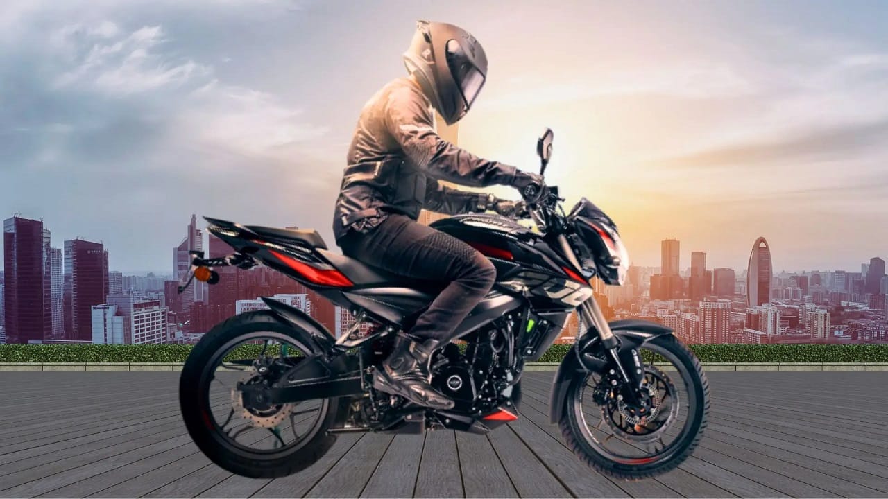 బజాజ్ పల్సర్ ఎన్ఎస్ 200 పెరిమీటర్ ఫ్రేమ్ తో నగరంలో రైడింగ్ చాాలా సులభంగా చేయవచ్చు. 1363 ఎంఎం వీల్ బేస్, 805 ఎంఎం సీటు ఎత్తు, నిటారుగా ఉండే రైడింగ్ పొజిషన్ తో ప్రయాణం చాలా సౌకర్యవంతంగా ఉంటుంది. దీనిలోని లిక్విడ్ కూల్డ్ 199.5 సీసీ ఇంజిన్ నుంచి 24.13 బీహెచ్ పీ, 18.7 ఎన్ ఎం టార్కు విడుదల అవుతుంది. 158 కిలోల బరువు కొంచెం ఎక్కువగా ఉన్నప్పటికీ రైడింగ్ మాత్రం చాలా సౌకర్యంగా ఉంటుంది.