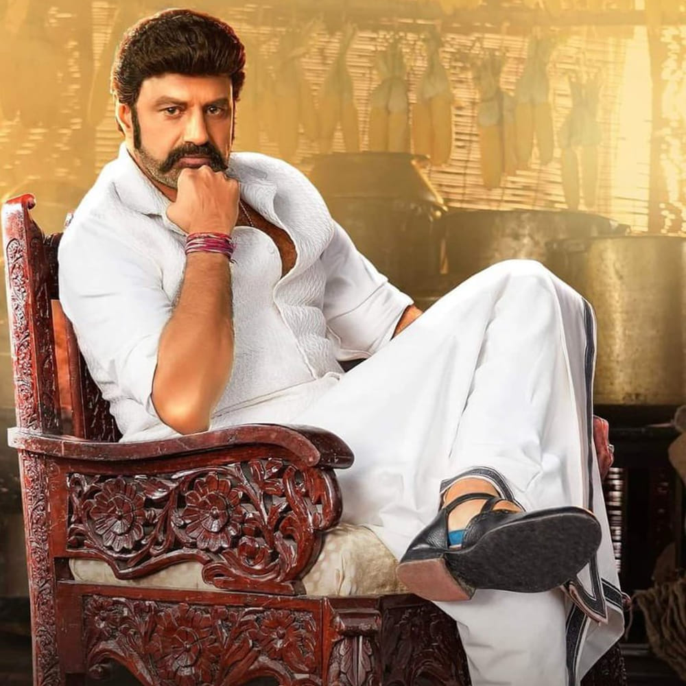 
జైలర్ 2లో బాలయ్య పాత్ర దాదాపు 40 నిమిషాలు ఉంటుందని తెలుస్తుంది. ఈ సినిమా కోసం 20 రోజుల డేట్స్ ఇచ్చారని.. దీనికోసం 50 కోట్ల పారితోషికం అందుకోబోతున్నట్లు ప్రచారం జరుగుతుంది. 