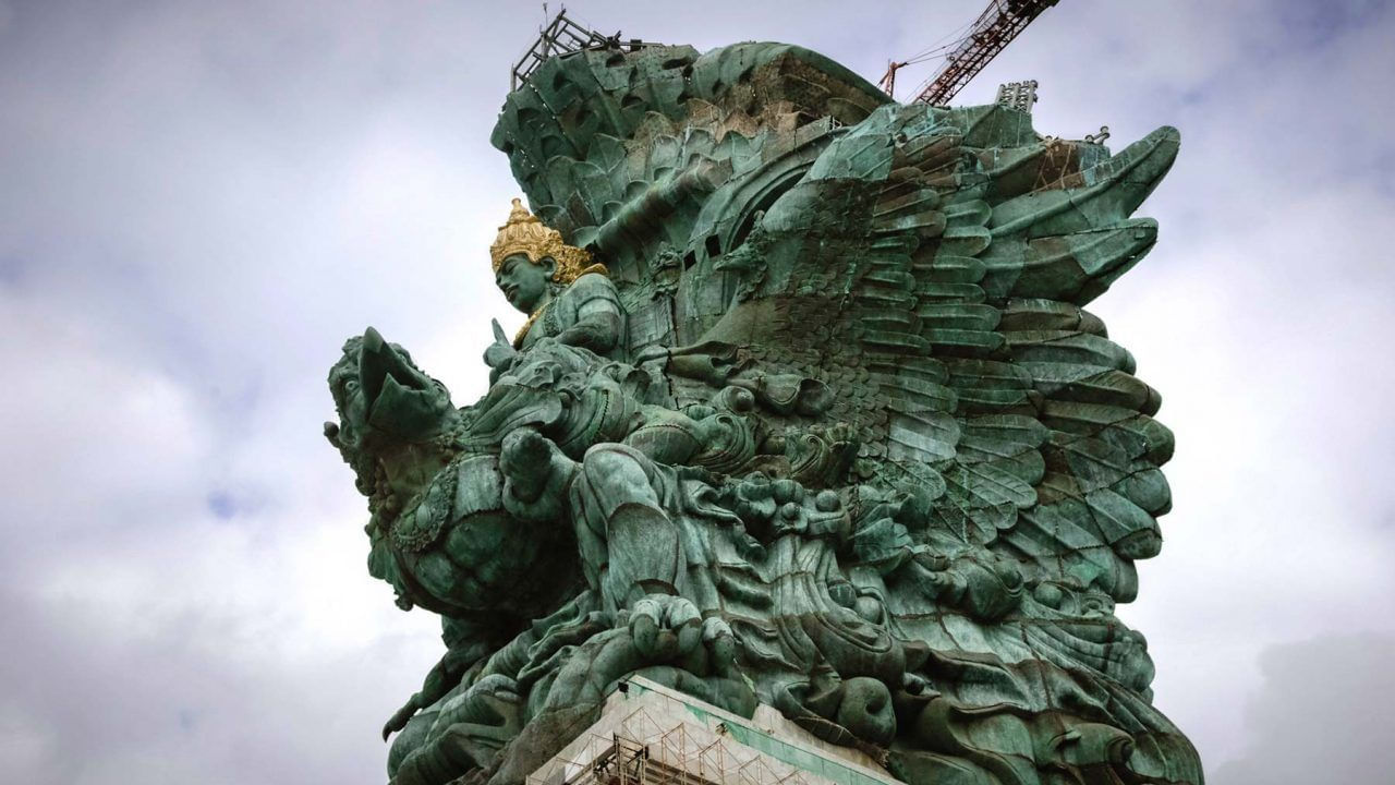 సాధారణంగా మన దేశంలో దేవాలయాలు అనేకం ఉన్నాయన్న సంగతి తెలిసిందే. ఇతర దేశాలలో సైతం మనం పూజించే దేవుళ్ల ఆలయాలు ఉన్నాయి. అయితే విదేశాల్లో మన భగవంతుడిని ఆరాధిస్తూన్నారు.ఇదిలాఉంటే అత్యంత ఎత్తైన మహావిష్ణువు విగ్రహం నిర్మించారు తెలుసా... ఎక్కడుందో.. ఎవరు నిర్మించారో.. ఎన్నో కోట్ల ఖర్చు పెట్టారో.. ఇప్పుడు తెలుసుకుందాం. 