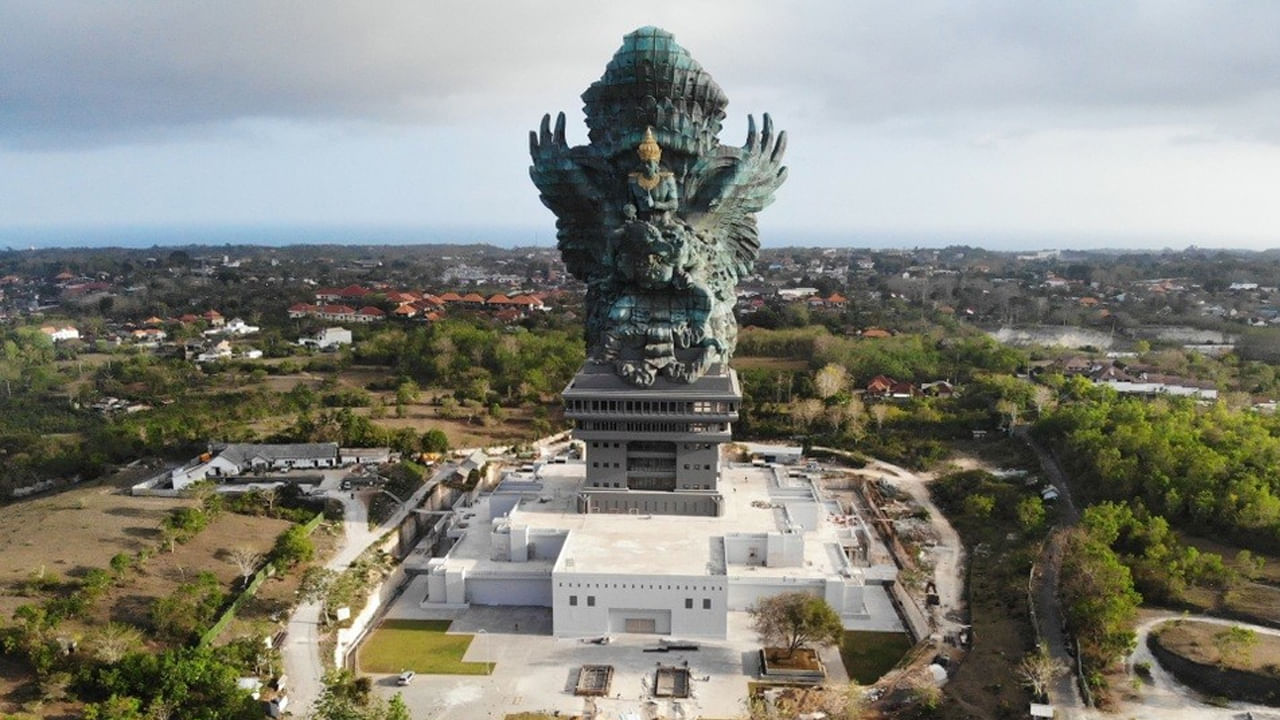 ప్రపంచంలోనే అత్యంత ఎత్తైన విష్ణు భగవానుడి విగ్రహం. మన దేశంలో లేదు.. కానీ ఇండోనేషియాలో ఉంది. ఎన్నో కోట్ల రూపాయాలు ఖర్చు పెట్టి విష్ణు భగవంతుడి విగ్రహాన్ని నిర్మించారు. ఈ విగ్రహం దాదాపు 122 అడుగుల ఎత్తు.. 64 అడుగుల వెడల్పుతో ఉంటుంది. అంతేకాదు.. ఈ విగ్రహాన్ని రాగి, ఇత్తడితో నిర్మించారు. ఈ విగ్రహం నిర్మించడానికి దాదాపు 24 సంవత్సరాలు పట్టింది. 2018లో విష్ణు దేవుడి విగ్రహం పూర్తిగా సిద్ధమైంది.