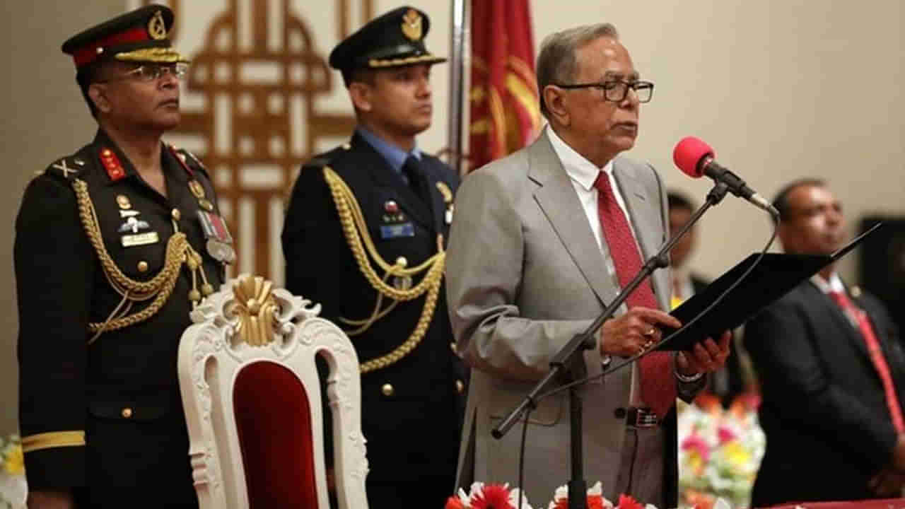 తెల్లవారుజామున 3 గంటలకు.. లుంగీలో పక్క దేశం పారిపోయిన మాజీ అధ్యక్షుడు!