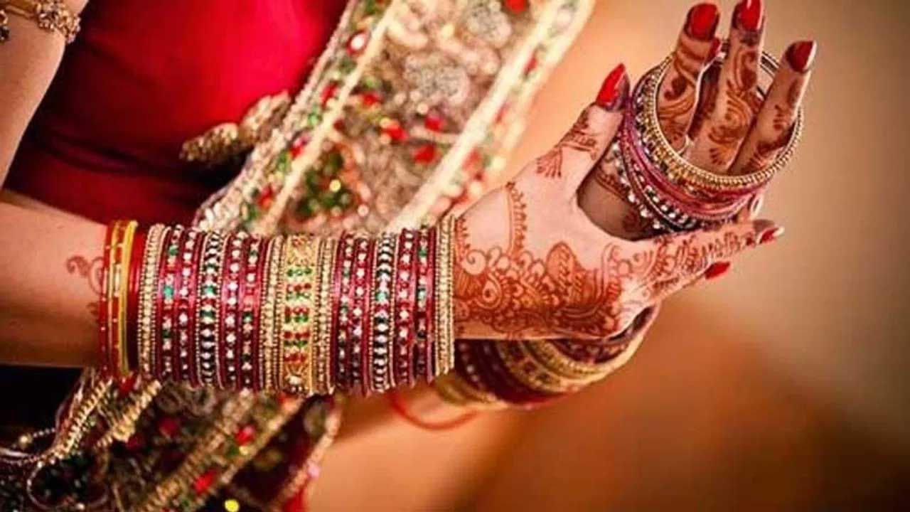 ఆడవారికి చేతికి గాజులు అందం. అంతే కాకుండా భారతీయ మహిళా సంప్రదాయానికి ప్రతీక గాజులు. ముఖ్యంగా పెళ్లైన వారు తప్పకుండా చేతినిండా గాజులు ధరించాలని చెబుతుంటారు. ఇక మార్కెట్లోకి అనేక రకాల గాజులు అందుబాటులో ఉన్నప్పటికీ చాలా మంది మట్టిగాజులు, సీసపు గాజులను ఎక్కువగా వాడుతుంటారు.