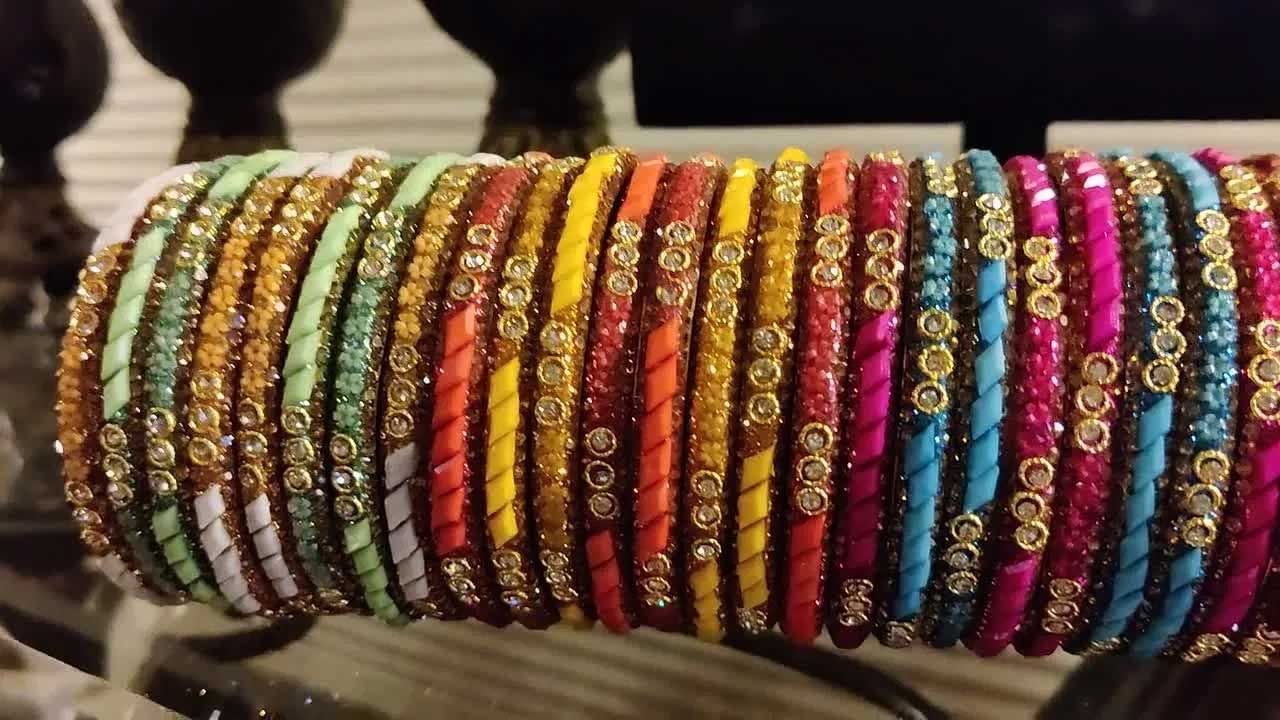 ఇక గాజులను ఎంత భద్రంగా దాచుకున్నప్పటికీ అవి కొన్ని సార్లు డ్యామేజ్ అవుతుంటాయి. అయితే గాజులు త్వరగా పగిలి పోకుండా, ఎక్కువ రోజుల పాటు దఅవ పాడవకుండా మన్నికగా ఉండాలంటే కొన్ని టిప్స్ పాటించాలంట. అవి ఏవో ఇప్పుడు చూద్దాం.