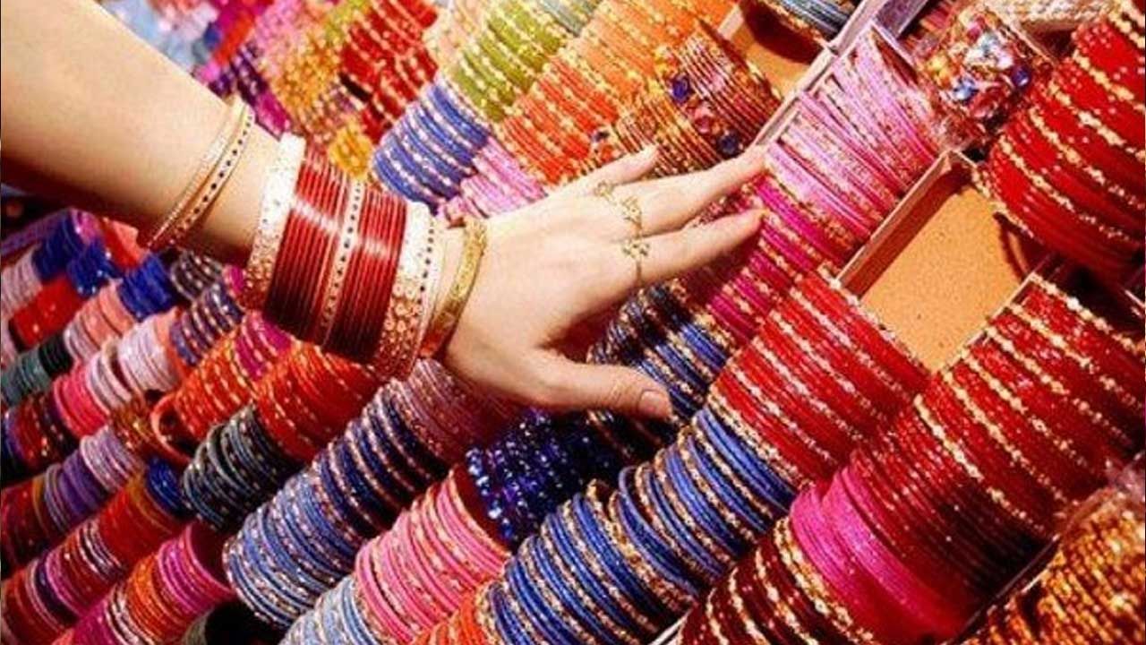 తాజాగా సోషల్ మీడియాలో ఓ వీడియో తెగ వైరల్ అవుతుంది. అందులో ఓ మహిళ గాజులు త్వరగా పగలగుండా ఎక్కువ రోజులు ఉండటానికి ఎలాంటి టిప్స్ పాటించాలో తెలిపింది. కాగా,మహిళ వీడియోలో ఎలాంటి సహాలు ఇచ్చిందో ఇప్పుడు మనం తెలుసుకుందాం.