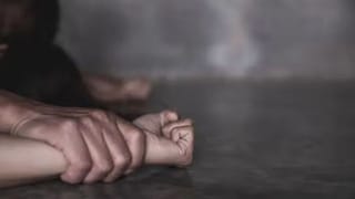 ఒళ్లు గగుర్పాటుకు గురి చేసిన ఘటన.. ఇద్దరు అమ్మాయిలపై కారులోనే అత్యంత పాశవికంగా..!