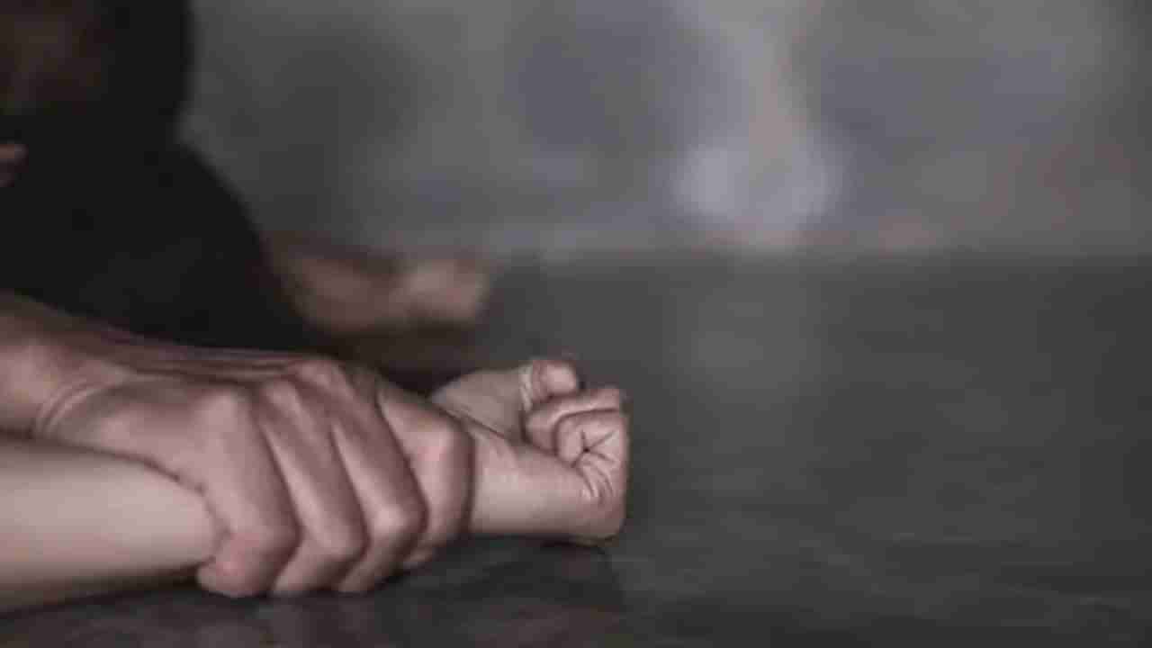 ఛీ.. ఛీ.. ఏమైపోతుంది సమాజం.. రాజీ కుదురుస్తామని ఒకరు.. ఇంటికి తీసుకెళ్లి మరొకడు..!