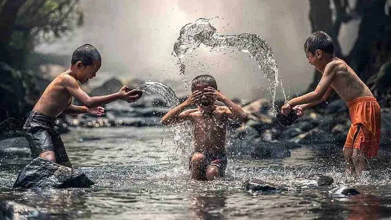 ఇక స్నానం చేసేటప్పుు మూత్ర విసర్జన చేయడం వలన మహిళల్లో యూరినరీ ట్రాక్ట్ ఇన్ఫెక్షన్స్ వస్తాయంటజ దీని వలన మూత్రంలో రక్తం రావడం, మూత్ర విసర్జన సమయంలో నొప్పి వంటి సమస్యలు ఎదురు అవుతాయంటజ అంతే కాకుండా స్నానం చేస్తూ మూత్ర విసర్జన చేయడం వలన అంటువ్యాధులు ప్రభలే అవకాశం ఎక్కువ ఉంటుందంట.