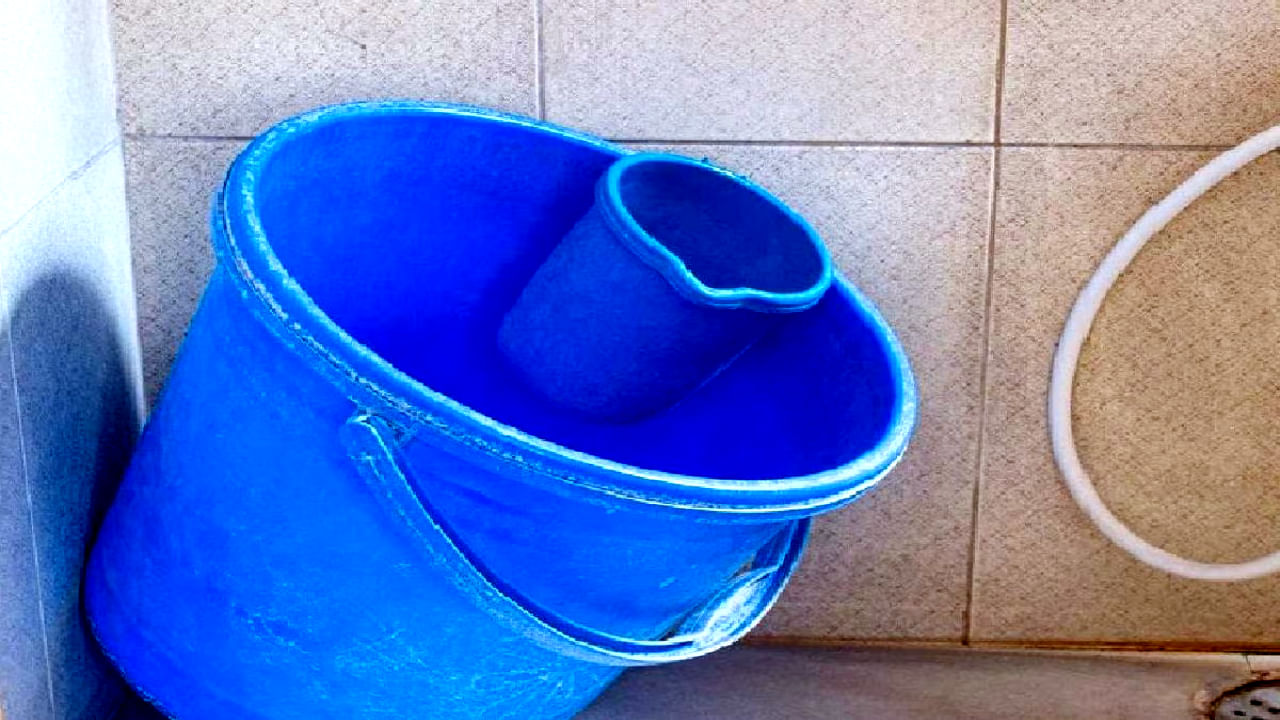 Bathroom Hacks: బాత్రూం బకెట్లు, మగ్గులపై మరకలా.. చేతుల్తో రుద్దే పనిలేకుండా పోగొట్టండిలా