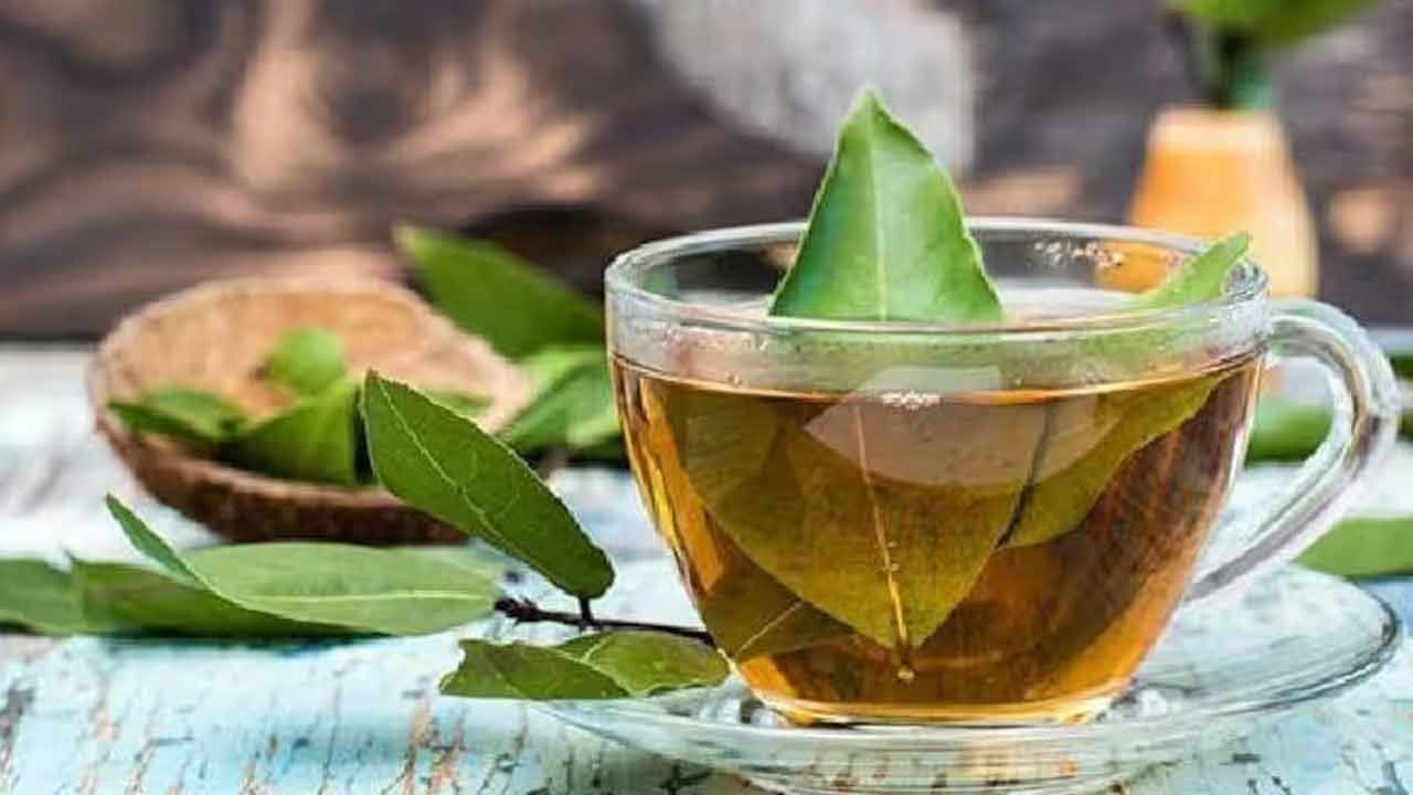 బిర్యాని ఆకుల్లో యాంటీ ఆక్సిడెంట్లు సమృద్ధిగా ఉంటాయి. ఇవి కణాలను ఆరోగ్యంగా మార్చుతాయి. ఆక్సీకరణ ఒత్తిడిని తగ్గిస్తాయి. బిర్యాని ఆకులను తీసుకుంటే ఫ్రీ రాడికల్స్ తొలగుతాయి.
జీర్ణ సమస్యలను తొలగించడానికి బిర్యాని ఆకులు పనిచేస్తాయి. బ్లోటింగ్, గ్యాస్ వంటి సమస్యల్ని బిర్యానీ ఆకులు తొలగిస్తాయి.