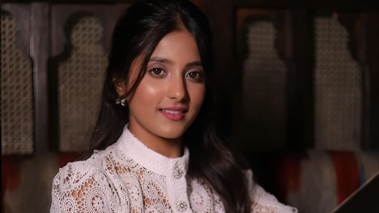 ఈ వయ్యారి మొదట రేషమ్ దంఖ్‌లో కెమెరా ముందుకు వచ్చింది. ఆపై సాత్ ఫేరే – సలోని కా సఫర్‌లో సలోని కూతురు చైల్డ్ సావ్రీ సింగ్‌గా కనిపించింది.  ఆమె ఝాన్సీ కి రాణిలో మను పాత్రలో నటనకు దేశవ్యాప్తంగా బాగా ప్రసిద్ధి చెందింది.