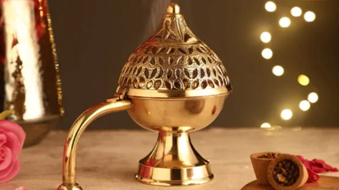 సువాసనగల ధూపం లేదా సహజ పరిమళం: అగరుబత్తులు , పరిమళ ద్రవ్యాలు వాతావరణాన్ని సువాసనగా మార్చడమే కాదు ఆధ్యాత్మిక శక్తిని కూడా పెంచుతాయి. ముఖ్యంగా గంధపు చెక్క, మొగలి పువ్వు లేదా గులాబీల సువాసనలు బెడ్ రూమ్ లోని వాతావరణాన్ని ప్రశాంతంగా, ప్రేమగా , సానుకూలంగా మారుస్తాయి. వాస్తు ప్రకారం ఇవి మానసిక ఒత్తిడిని తగ్గిస్తాయి. వైవాహిక జీవితంలో ఆహ్లాదకరమైన శక్తిని తెస్తాయి.