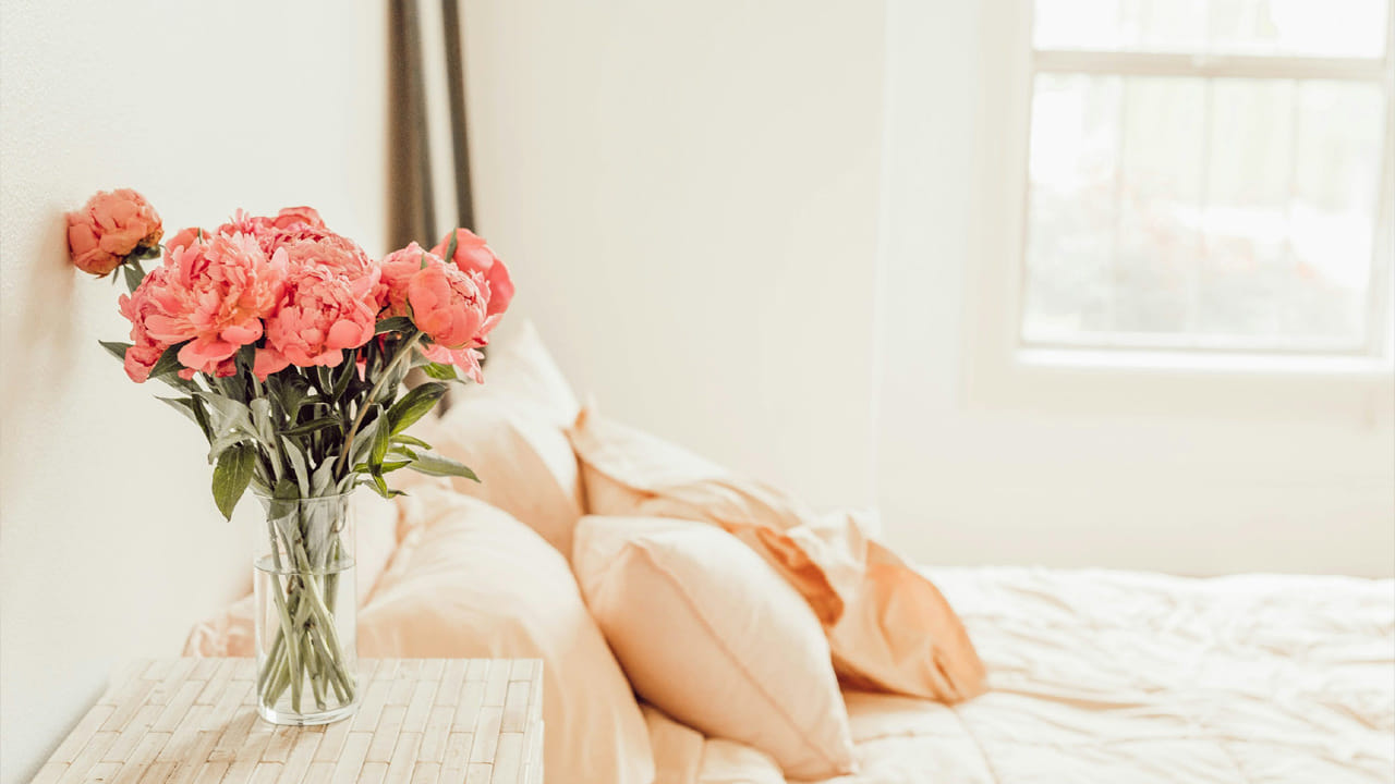 తాజా పువ్వుల గుత్తి: హిందువులు పువ్వులను శుభం, స్వచ్ఛతకు చిహ్నంగా భావిస్తారు. ప్రతిరోజూ బెడ్రూమ్లో తాజా పువ్వులు ఉంచడం వల్ల ప్రతికూల శక్తి తొలగిపోయి పర్యావరణం సున్నితంగా, సానుకూలంగా ఉంటుం