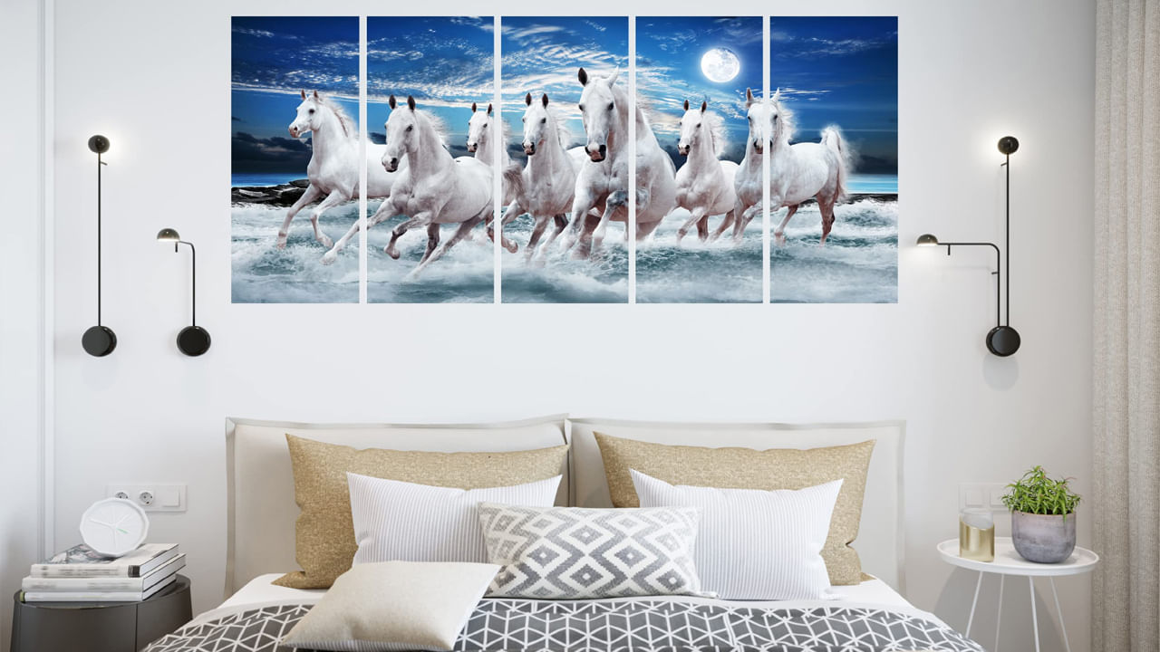 ఏడు గుర్రాల చిత్రం: వాస్తు శాస్త్రంలో ఏడు గుర్రాల చిత్రాన్ని పురోగతి, శక్తి,విజయానికి చిహ్నంగా పరిగణిస్తారు. ఈ చిత్రాన్ని బెడ్ రూమ్ తూర్పు దిశలో ఉంచడం శుభప్రదం. జీవితంలో వేగం, సామరస్యం, లక్ష్యాలను సాధించడంలో ఇది సహాయకరంగా పరిగణించబడుతుంది.