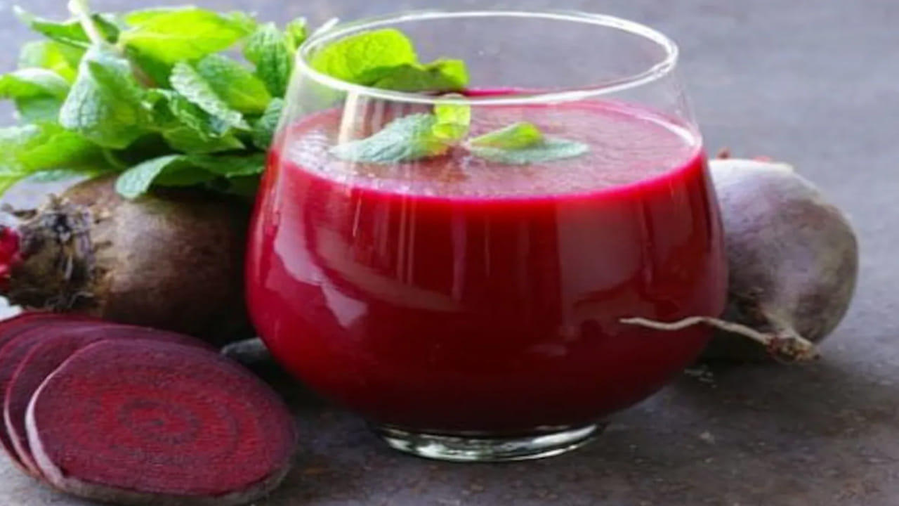 బీట్‌రూట్‌లో నైట్రేట్లు పుష్కలంగా ఉంటాయి. ఇవి రక్తనాళాలను వెడల్పు చేసి రక్త ప్రసరణను మెరుగుపరుస్తాయి. తద్వారా రక్తపోటు తగ్గుతుంది. ఉదయం ఖాళీ కడుపుతో బీట్‌రూట్ జ్యూస్ తాగడం వల్ల శరీరానికి తక్షణ శక్తి లభిస్తుంది. ఇందులో ఉండే సహజ చక్కెరలు రోజంతా ఉత్సాహంగా ఉంచుతాయి. 