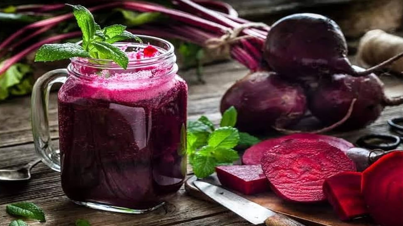 బీట్‌రూట్‌లో ఉండే విటమిన్లు, ఖనిజాలు చర్మం ఆరోగ్యాన్ని మెరుగుపరుస్తాయి. ఇది చర్మాన్ని మృదువుగా, మెరిసిపోయేలా చేస్తుంది. ఇందులో ఐరన్ అధికంగా ఉంటుంది. ఇది రక్తహీనతను నివారించడంలో సహాయపడుతుంది. బీట్‌రూట్‌లో ఉండే పోషకాలు రక్తంలో చక్కెర స్థాయిలను నియంత్రించడంలో సహాయపడతాయి.