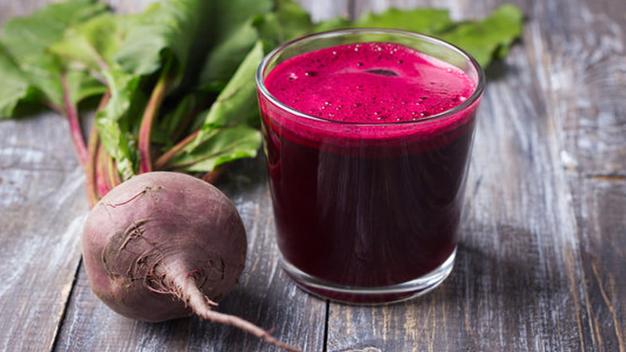 బీట్‌రూట్ జ్యూస్ గుండె ఆరోగ్యానికి మేలు చేస్తుంది. బీట్‌రూట్‌లో ఫైబర్ ఉంటుంది. ఇది జీర్ణక్రియను మెరుగుపరచడానికి సహాయపడుతుంది. మలబద్ధకం వంటి సమస్యలను నివారిస్తుంది. బీట్‌రూట్‌లో ఐరన్ ఉంటుంది. ఇది శరీరంలో హిమోగ్లోబిన్ స్థాయిని పెంచడానికి సహాయపడుతుంది. రక్తహీనతను నివారిస్తుంది.