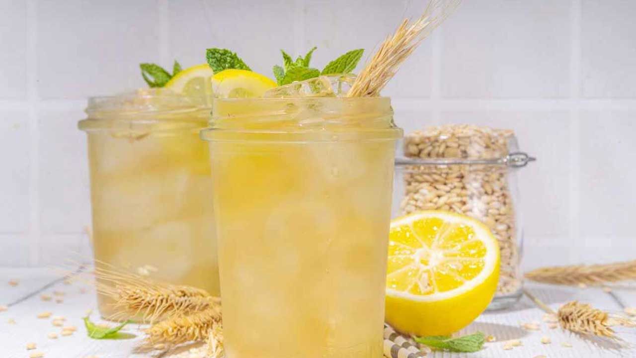 డయాబెటిస్ రోగులకు మేలు: బార్లీలో అధిక ఫైబర్ ఉండటం వల్ల.. ఇది రక్తంలో చక్కెర స్థాయిలను నియంత్రిస్తుంది. కావున ఇది మధుమేహ వ్యాధిగ్రస్తులకు ప్రయోజనకరంగా ఉంటుంది. దీనికోసం.. ఒక గ్లాసు నీటిలో ఒక చెంచా బార్లీ గింజలు నానబెట్టి.. మరుసటి రోజు ఉదయం, ఆ నీటిని మరిగించి, ఆ తర్వాత త్రాగాలి.. పొడి కూడా నీటిలో వేసి మరిగించి తాగవచ్చు..