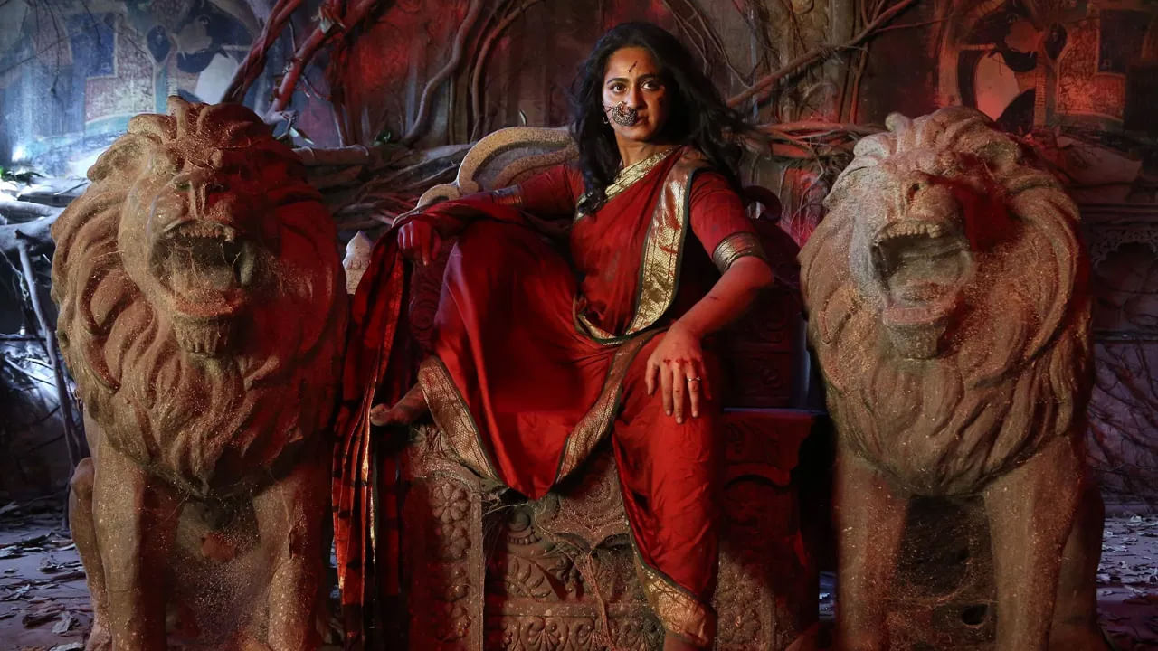 అరుంధతి తర్వాత అనుష్క నటించిన మరో హారర్ చిత్రం భాగమతి. ఈ చిత్రం కలెక్టర్ చంచలగా, భాగమతిగా ప్రేక్షకులను భయపెట్టారు టాలీవుడ్ దేవసేన. ఈ సినిమా కూడా మంచి హిట్స్ అందుకుంది.