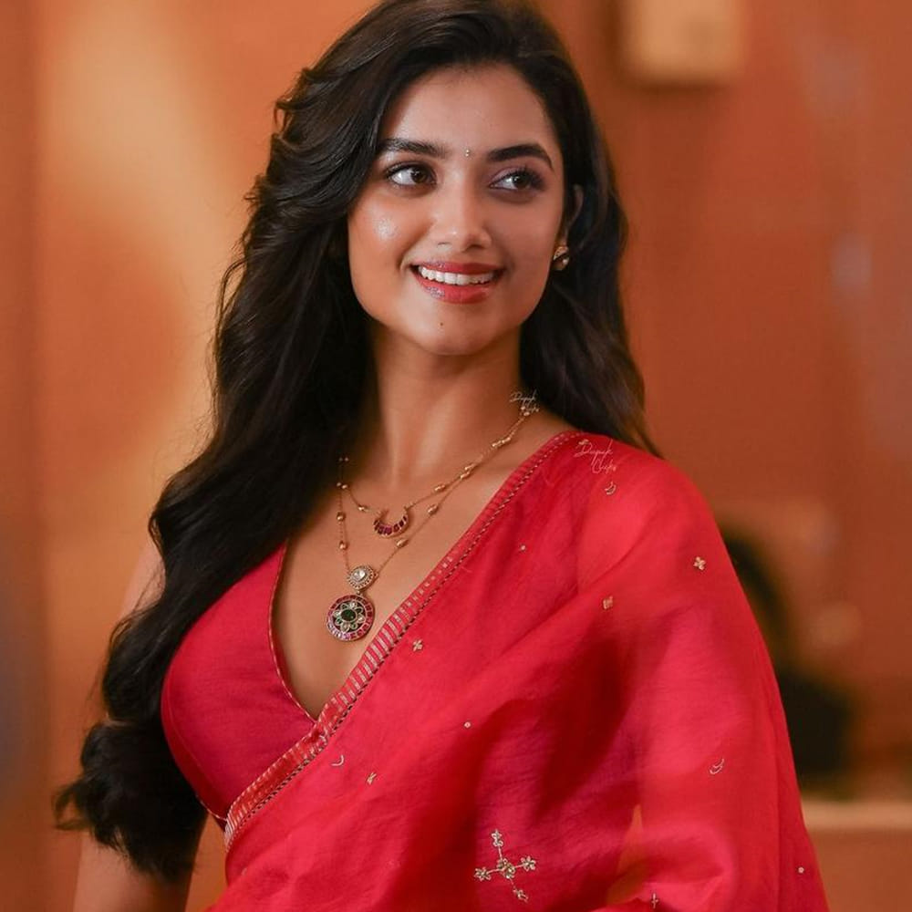 భాగ్యశ్రీ బోర్సే... జర జోర్సే అని కుర్రగుండెలు ఇష్టంగా కోరుకుంటున్న ట్రెండీ హీరోయిన్‌. చూడ్డానికి యమా ట్రెండీగా ఉన్నా, చేసేవన్నీ. జెన్‌ జీ పనులే అయినా.. స్క్రీన్‌ మీద మాత్రం పీరియాడిక్‌ సబ్జెక్టులకి భలేగా ఫిట్‌ అవుతున్నారు భాగ్యశ్రీ.. ఇంతకీ లేటెస్ట్ గా ఈ భామ ఏం చేశారు? 