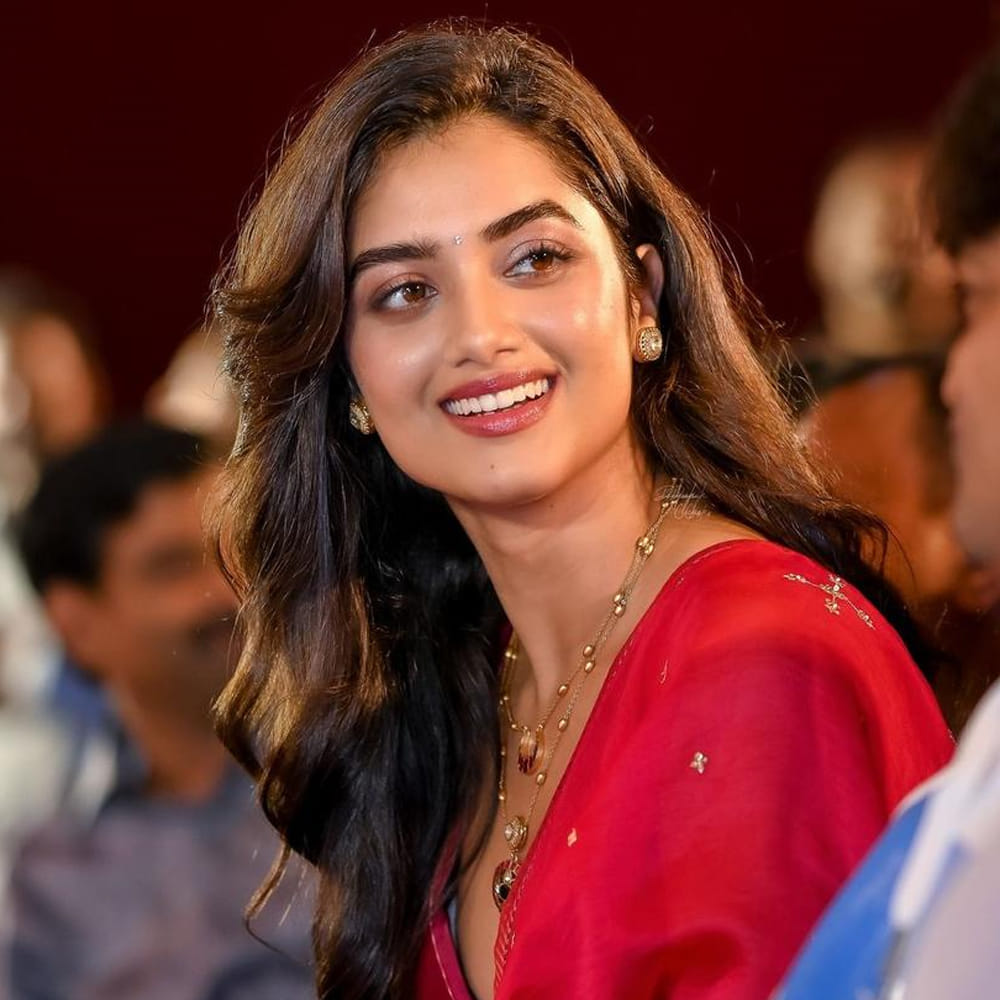 అదీ సంగతి. ఉన్నది ఒకటే జిందగీ అంటూ తనకు నచ్చిన పనులు చేసేస్తున్నారు భాగ్యశ్రీ. ఒన్‌ లైఫ్‌, ఒన్‌ బ్రెత్‌, ఒన్‌ జంప్‌ అంటూ భాగ్యశ్రీ చేసిన సాహసాన్ని చూసి ఆశ్చర్యపోతున్నారు అభిమానులు. 