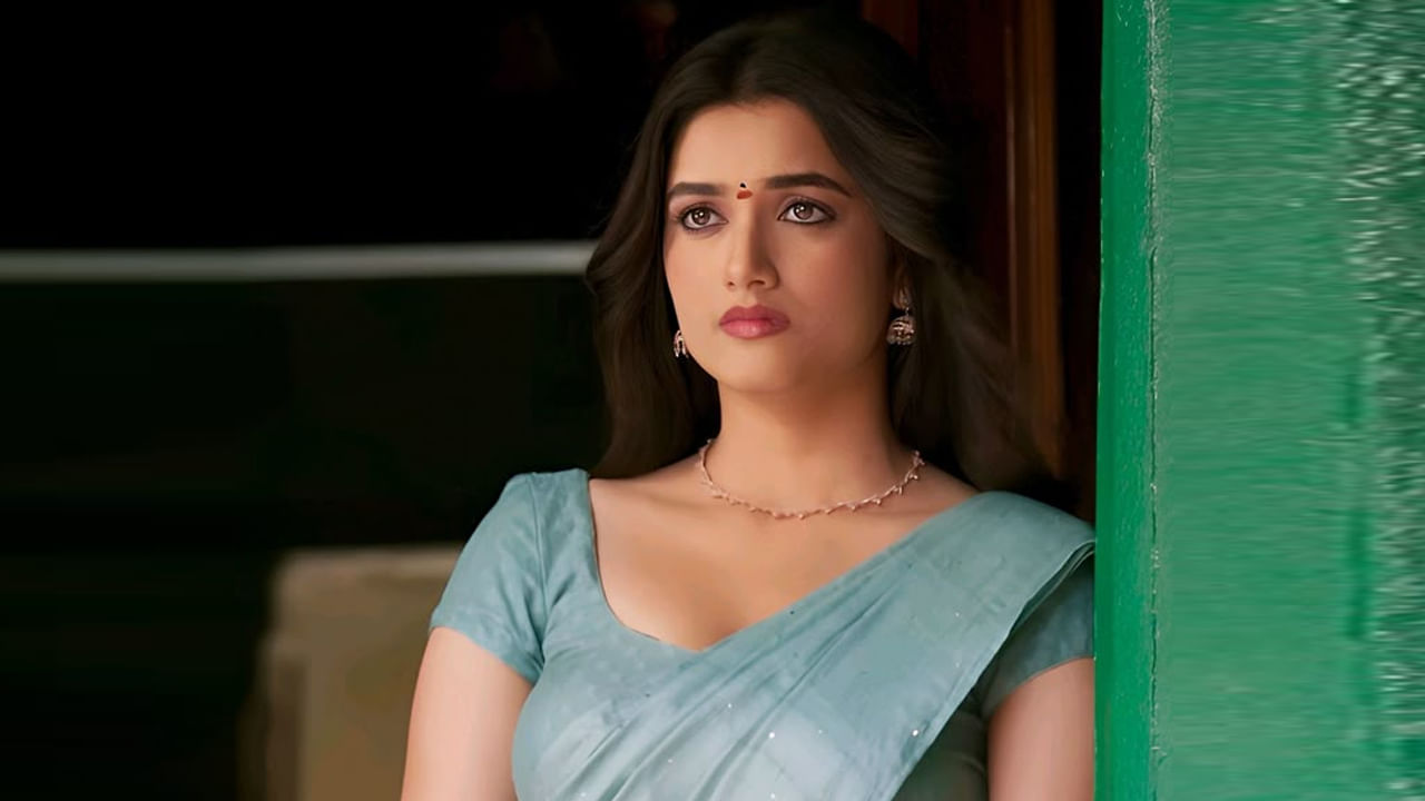 నయా సెన్సేషన్ భాగ్యశ్రీ బోర్సే భారీ సాహసం చేశారు. దుబాయ్‌లో స్కై డైవింగ్ చేసిన వీడియోను తన సోషల్ మీడియా పేజ్‌లో షేర్ చేశారు భాగ్యశ్రీ. వన్‌ లైఫ్‌, వన్‌ బ్రీత్‌, వన్‌ జంప్‌ అనే కామెంట్‌తో ఈ వీడియో పోస్ట్‌ చేశారు. భాగ్యశ్రీ నటించిన కింగ్‌డమ్‌ త్వరలో ప్రేక్షకుల ముందుకు రానుంది. దుల్కర్ సల్మాన్ కాంతతో పాటు రామ్‌ ఆంధ్ర కింగ్ తాలూకా సినిమాలోనూ హీరోయిన్‌గా నటిస్తున్నారు ఈ బ్యూటీ.