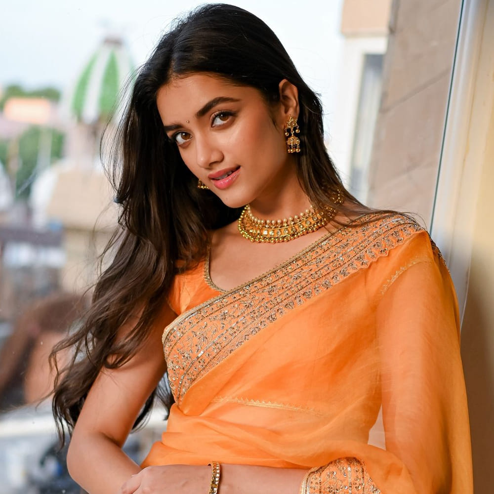 సిల్వర్‌ స్క్రీన్‌ మీద పీరియాడిక్‌ కథలు చేస్తూ రియల్‌ లైఫ్‌లో మాత్రం ఇంత ట్రెండీగా ఉంటున్నారని మాట్లాడుకుంటున్నారు. టాలీవుడ్‌లో ఫస్ట్ సినిమా మిస్టర్‌ బచ్చన్‌లోనే కాదు, ఆ తర్వాత చేస్తున్న సినిమాల్లోనూ పీరియాడిక్‌ టచ్‌తో మెప్పించడానికి రెడీ అవుతున్నారీ బ్యూటీ. 