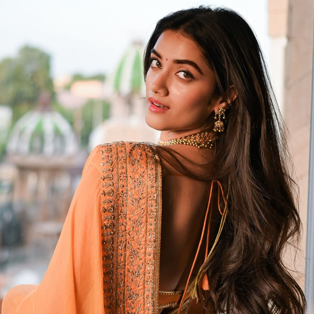 కింగ్‌డమ్‌లో భాగ్యశ్రీ కేరక్టర్‌ ఇంట్రస్టింగ్‌గా ఉందనే టాక్‌ ఆల్రెడీ స్ప్రెడ్‌ అవుతోంది. దుల్కర్‌తో చేస్తున్న కాంతలోనూ లుక్స్ బట్టి పీరియాడిక్‌ టచ్‌ ఉంటుందనే విషయం అర్థమవుతోంది. చీరకట్టులో భలేగా ఉన్నారు ఈ బ్యూటీ అనే మాటలు నెట్టింట్లో వైరల్‌ అవుతున్నాయి. 