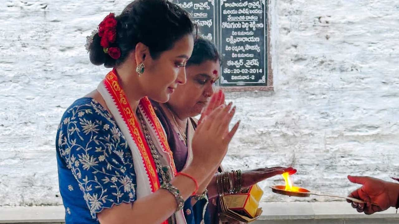 తన గొంతుతో మంచి ఫ్యాన్ ఫాలోయింగ్ పెంచుకున్న ముద్దుగుమ్మ భాను. ఈ అమ్మడు గురించి ఎంత చెప్పినా తక్కువే. వన్నె తగ్గని అందం, ఈ బ్యూటీ సొంతం. వరుడు సినిమాల నటించి మంచి గుర్తింపు తెచ్చుకుంది.