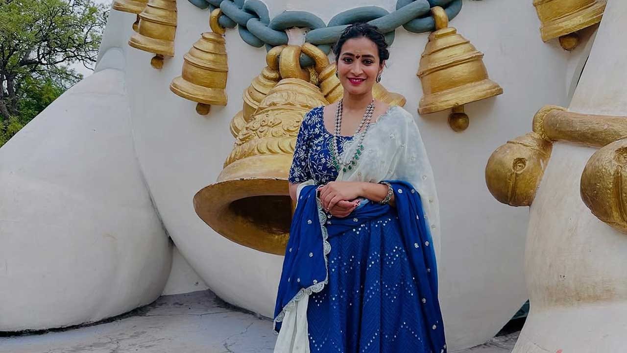 ప్రస్తుతం దీనికి సంబంధించిన ఫొటోలను ఈ బ్యూటీ షేర్ చేయడంతో ఈ ఫొటోలు నెట్టింట తెగ వైరల్ అవుతున్నాయి. వీటిని చూసిన వారందరూ పూజలు దేనికోసం భాను అంటూ కామెంట్స్ చేస్తున్నారు.