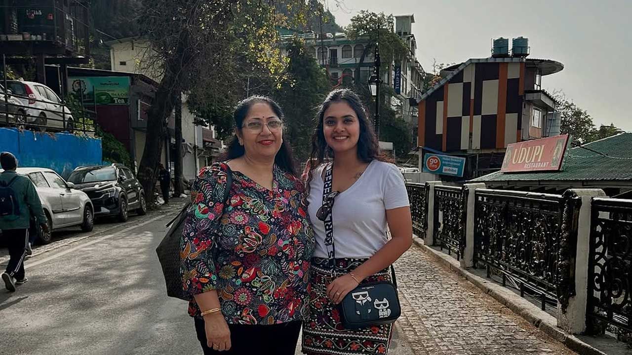 తాజాగా ఈ బ్యూటీ నీలి రంగు చీరలో అందంగా ముస్తాబై ఫొటోలకు ఫోజులిచ్చింది. ఈ  ఫొటోల్లో ఈ అమ్మడును చూసిన తన ఫ్యాన్స్ ..అయ్య బాబోయ్ కేరింత నటి భావన ఏంటి ఇలా మారిపోయింది అంటూ కామెంట్స్ చేస్తున్నారు.