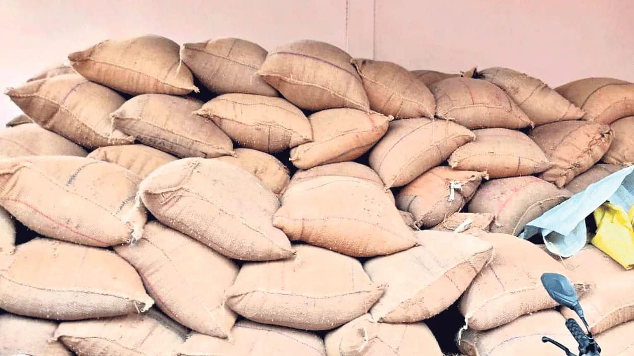 Telangana: ధాన్యం బస్తాలో డబ్బు దాచిన భర్త.. తెలియక భార్య ఏం చేసిందంటే?