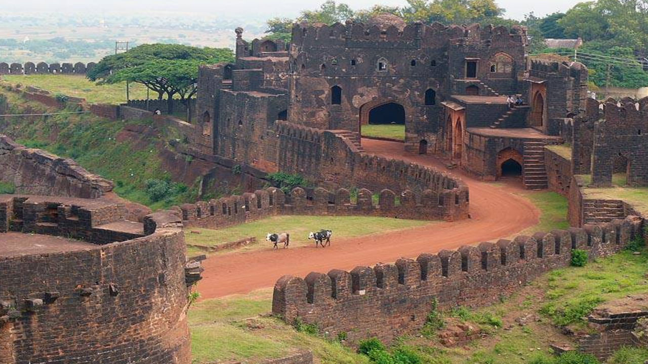 Bidar Fort-హైదరాబాద్ కు సుమారు 140 కి.మీ దూరంలో ఉంటుంది బీదర్. ఈ పట్టణం కర్ణాటకలోని ఈశాన్య భాగంలో ఉంది. 15వ శతాబ్దానికి చెందిన స్మారక కట్టడాలతో, ఈ ప్రదేశం గొప్ప చారిత్రక ప్రాముఖ్యతను కలిగి ఉంది. భారతదేశంలోని అత్యంత ప్రసిద్ధ వారసత్వ ప్రదేశాలలో ఇది ఒకటి. బీదర్ కోట పట్టణంలోని ప్రధాన పర్యాటక ఆకర్షణ. ఈ ప్రాంతం వర్షాకాలంలో పచ్చగా కనిపిస్తుంది. ఇక్కడే సింగూర్ డ్యామ్ మీరు మీరు సందర్శించగల మరొక అద్భుత ప్రదేశం. 14 వ శతాబ్దంలో బహమనీ రాజ్యానికి బీదర్ రాజధానిగా ఉండేది . ఈ కోటను అహ్మద్ షా వాలి బహమాన్ నిర్మించాడు. 15వ శతాబ్దంలో సుల్తాన్ అహ్మద్ షా-I తన రాజధానిని కలబురగి (గుల్బర్గా) నుండి బీదర్‌కు మార్చినప్పుడు ఈ కోటను పునరుద్ధరించాడని చెబుతారు. 
