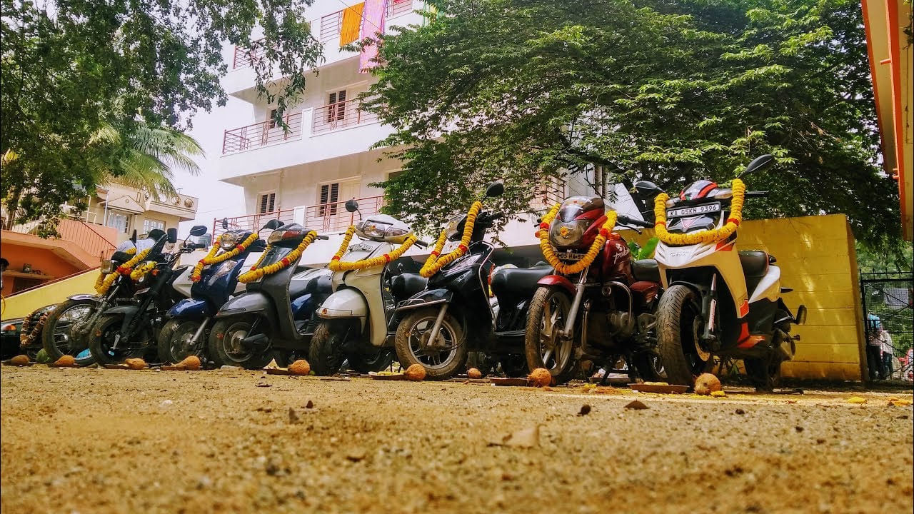 ముందుగా బైక్‎పై ఓంకారం లేదా స్వస్తిక్ గుర్తును చందనంతో వేయాలి. కుంకుమతో బొట్లు పెట్టాలి. పూల దండలను వాహనానికి అలంకరించాలి. తీసుకువెళ్ళిన సామాగ్రిని పళ్ళెంలో ఉంచాలి.