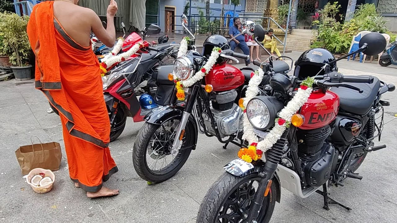 కొత్త బండి కొనుగోలు చేసిన తర్వాత, దానికి పూజ చేయడం ద్వారా ప్రమాదాల నుండి రక్షణ పొందవచ్చు. బైక్ ఎక్కువ కాలం రిపేర్ కాకుండా ఉంటుందని నమ్ముతారు. పూజను ఆంజనేయస్వామి గుడిలో, విఘ్నేశ్వరుడి గుడిలో లేదా ఇతర దేవాలయాలలో చేయవచ్చు.