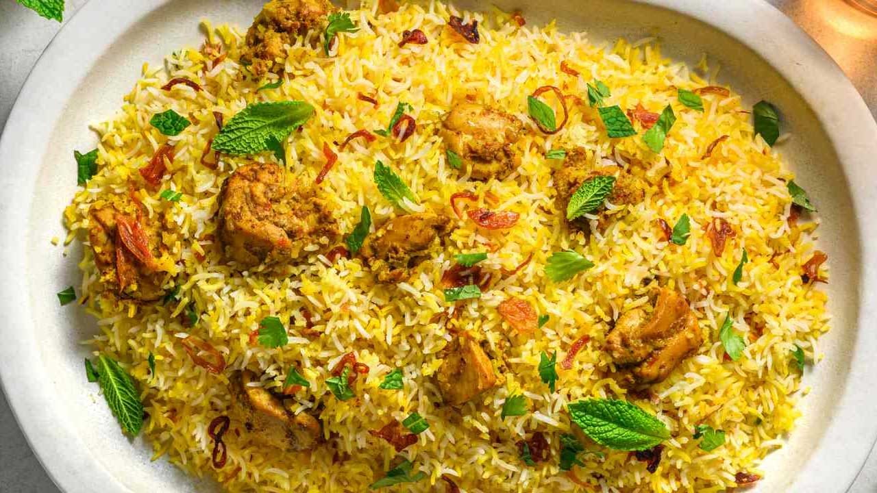 లక్నో బిర్యానీ : నవాబుల వంటశాల నుంచి వచ్చేచాలా రుచికరమైన బిర్యానీ లక్నోబిర్యానీ, దీనిని అవధి బిర్యానీ అని కూడా పిలుస్తారంట.సుగంధ ద్రవ్యాలు సోంపు, దాల్చిన చెక్క మరియు కుంకుమ పువ్వుతో చేసే ఈ బిర్యానీ చాలా ఫేమస్ అంట.