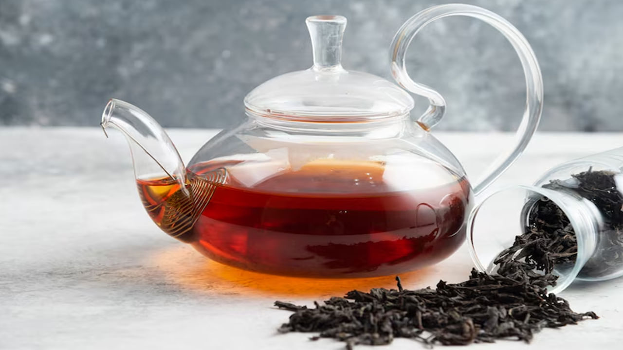 బ్లాక్ టీలో లభించే కొన్ని ఫ్లేవనాయిడ్లు గుండె ఆరోగ్యాన్ని మెరుగుపరిచేందుకు క్రియాశీలక పాత్ర పోషిస్తాయి. అలాగే బ్లాక్ టీ తాగడం వల్ల శరీరంలో పేరుకుపోయిన కొలెస్ట్రాల్ పరిమాణాలు కూడా పూర్తిగా తగ్గుతాయి. దీనివల్ల స్ట్రోక్ రాకుండా ఉంటుంది.