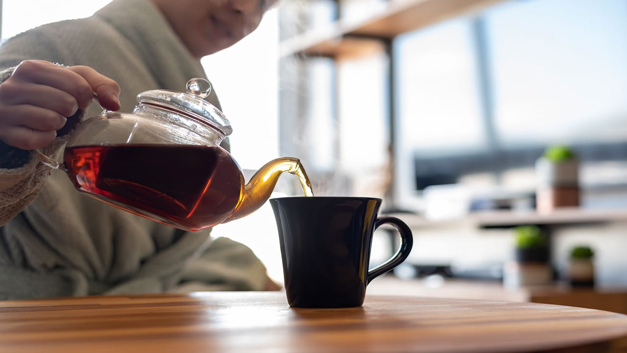 కొంతమందిలో బ్లాక్ టీ తాగితే శరీర బరువు కూడా నియంత్రణలో ఉంటుంది. అంతేకాకుండా సులభంగా బరువు తగ్గిపోతారు. ఇప్పటికే తీవ్ర దీర్ఘకాలిక వ్యాధులతో బాధపడుతున్న వారు ఎలాంటి చక్కెర లేకుండా బ్లాక్ టీ తాగడం చాలా మంచిది. పాలతో చేసిన టీలతో పోలిస్తే బ్లాక్ టీలో కేలరీలు చాలా తక్కువగా ఉంటాయి. సంతృప్త కొవ్వులు అస్సలు ఉండవు. 