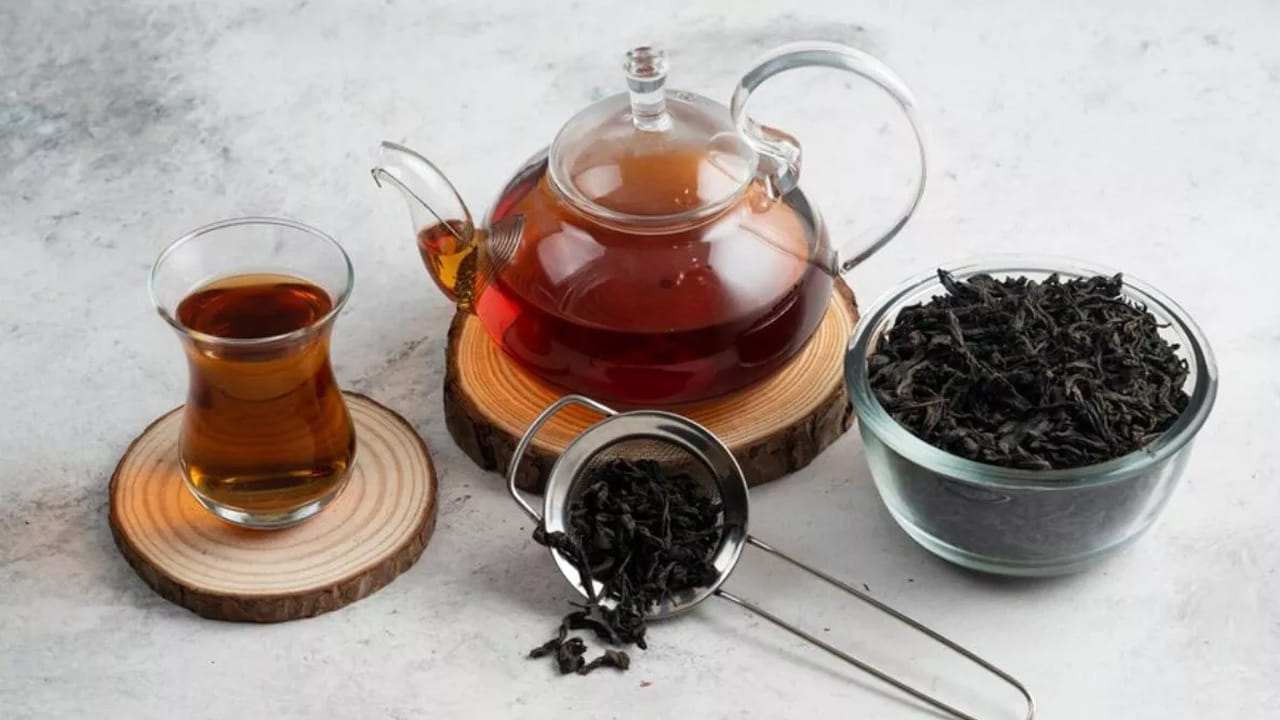 బ్లాక్ టీ లో ఉండే ఫ్లేవనాయిడ్స్ లో యాంటీ ఇన్‌ఫ్లమేటరీ లక్షణాలు ఉంటాయి. ఇవి శరీరంలో ట్రైగ్లిజరైడ్ స్థాయిలను తగ్గించడం, శరీరంలో కొవ్వులను తగ్గించడం ద్వారా ఊబకాయాన్ని తగ్గించడంలో సహాయపడతాయి. శరీరంలో ట్రైగ్లిజరైడ్స్ ఎక్కువ ఉంటే ఆరోగ్య సమస్యల ప్రమాదం ఎక్కువ ఉంటుంది. బ్లాక్ టీ తీసుకుంటే ఈ ప్రమాదం తగ్గుతుంది.